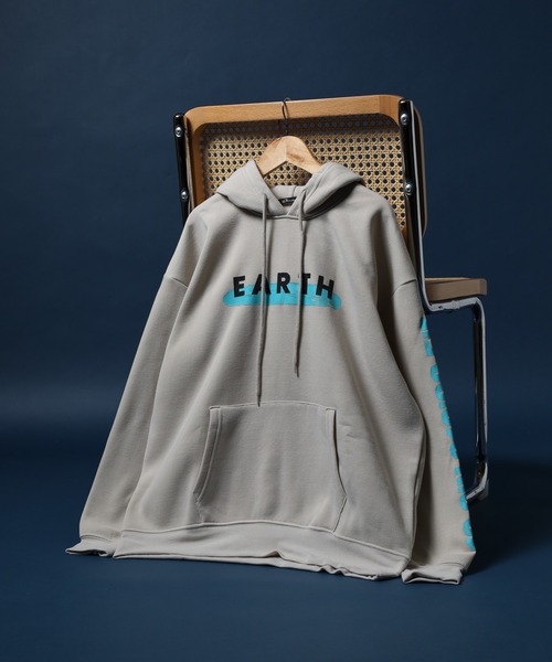 FUNALIVE(ファンアライブ)の「裏起毛 スウェットプリントパーカー unisex(パーカー・メンズ・ブラック系1/グレー系1/ネイビー系1/ベージュ系2/ブラック系3/チャコール/オートミール/ネイビー/ダークグレー/グレイッシュベージュ/ブラック/ホワイト系1/ホワイト系2/グレー系2/ヘザーチャコール/杢グレー/チャコールアッシュ/ベージュ系1/ブラック系2/チャコールグレー・L/XL/M)」の1枚目の写真