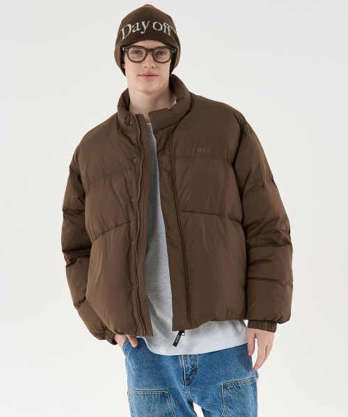 AECA(エイカ)の「AECA CURVED SHORT PUFFER JUMPER-BROWN(ダウンジャケット/コート・メンズ・その他・SMALL/MEDIUM/LARGE)」の2枚目の写真