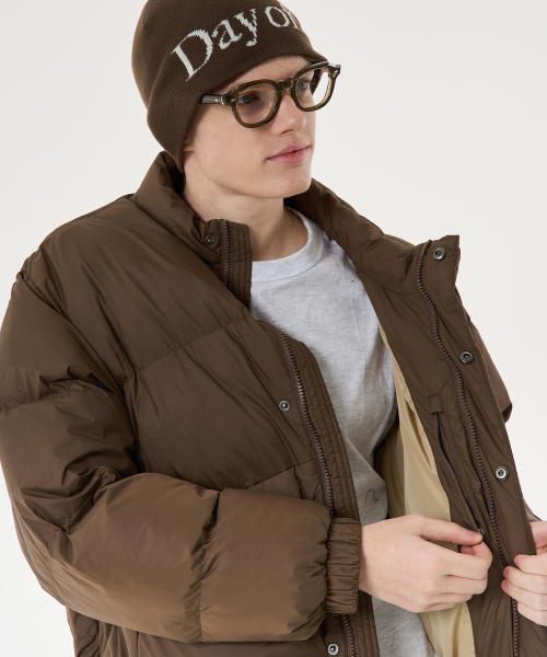 AECA(エイカ)の「AECA CURVED SHORT PUFFER JUMPER-BROWN(ダウンジャケット/コート・メンズ・その他・SMALL/MEDIUM/LARGE)」の3枚目の写真