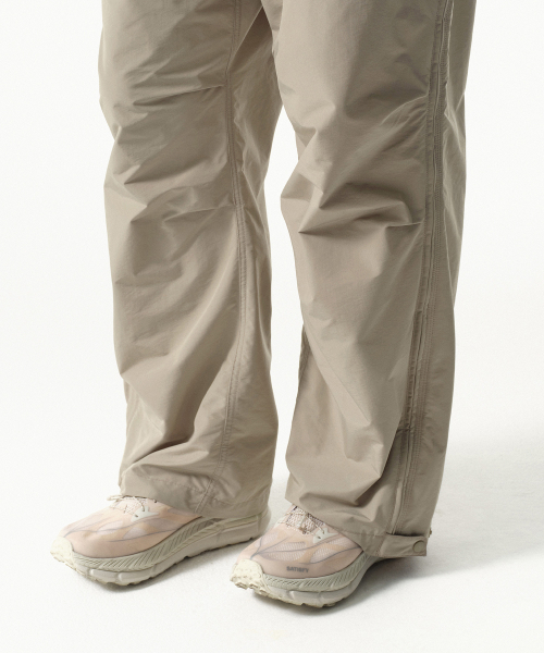 MUSINSA STANDARD（ムシンサスタンダード）の「[シティレジャー] NPサイドジッパーパラシュートパンツ [リーフベージュ]（スウェットパンツ・メンズ・その他・26/27/28/29/30/31/32/33/34/36/38/40/42）」の10枚目の写真