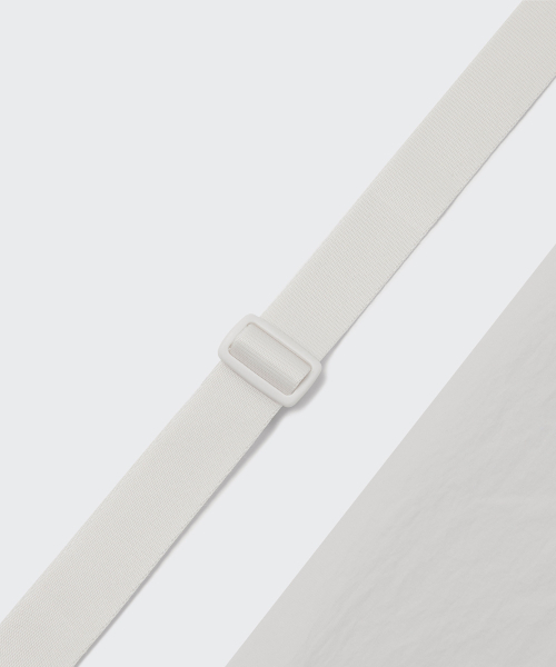 MUSINSA STANDARD（ムシンサスタンダード）の「クリンクルドローストリングイージークロスバッグ [ダスティクリーム]（メッセンジャーバッグ・メンズ・その他・FREE）」の2枚目の写真