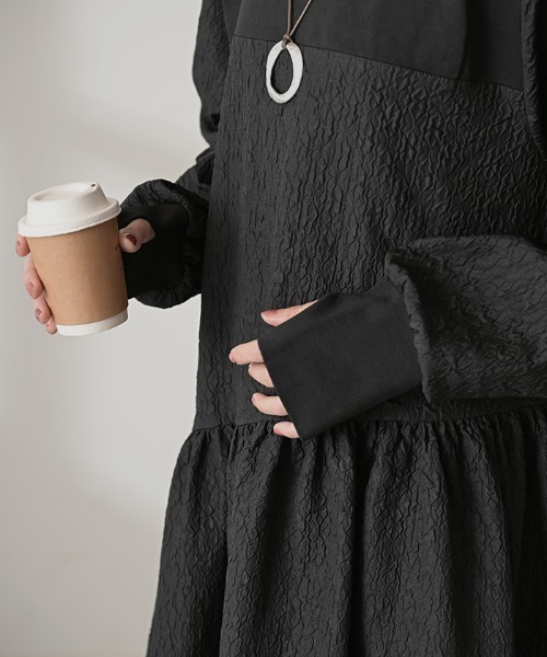 HUG.U(ハグユー)の「異素材切り替えワンピース(ワンピース・レディース・ブラック/キャメル・FREE)」の11枚目の写真