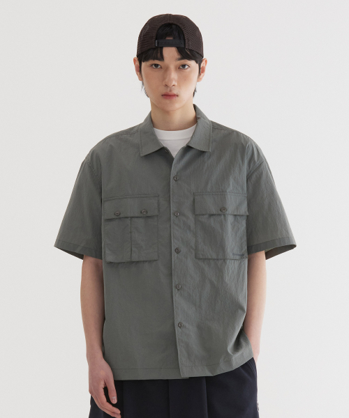 COVERNAT(カバーナット)の「ナイロンパティグハーフシャツ Sage Gray(シャツ/ブラウス・レディース・その他・SMALL/MEDIUM/LARGE/X-LARGE/XX-LARGE)」の1枚目の写真