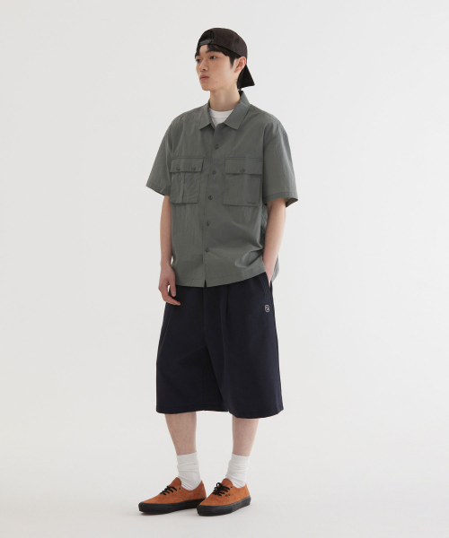 COVERNAT(カバーナット)の「ナイロンパティグハーフシャツ Sage Gray(シャツ/ブラウス・レディース・その他・SMALL/MEDIUM/LARGE/X-LARGE/XX-LARGE)」の2枚目の写真