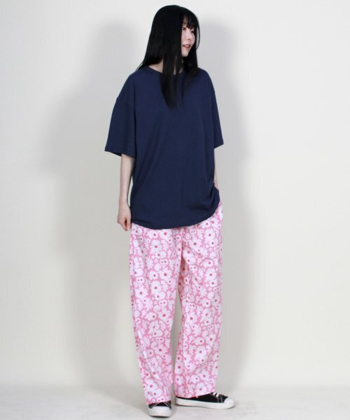 DEMARC(ドゥマーク)の「フラワーパターンサイドワンタックセミワイドパンツホットレッド(その他パンツ・レディース・その他・MEDIUM/LARGE)」の2枚目の写真