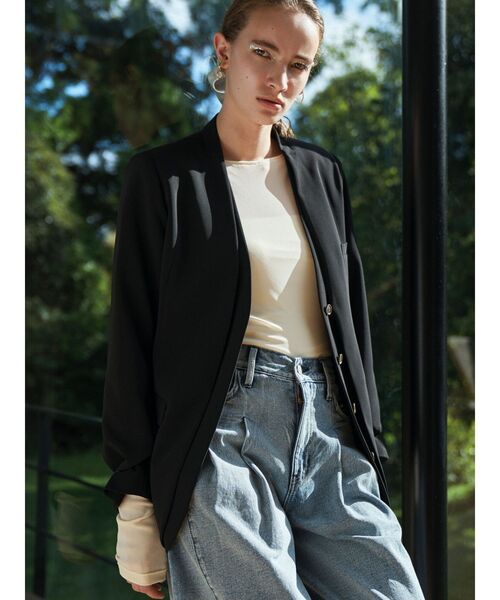 ELENDEEK（エレンディーク）の「レイヤードカラーレスジャケット（ノーカラージャケット・レディース・アイボリー/ブラック・FREE）」の4枚目の写真