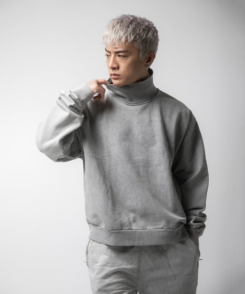 VANQUISH（ヴァンキッシュ）の「VANQUISH / ヴァンキッシュ ピグメント Dyed ハイネック スウェットシャツ（パーカー・メンズ・ブルー/グリーン/ブラック・L/M）」の2枚目の写真