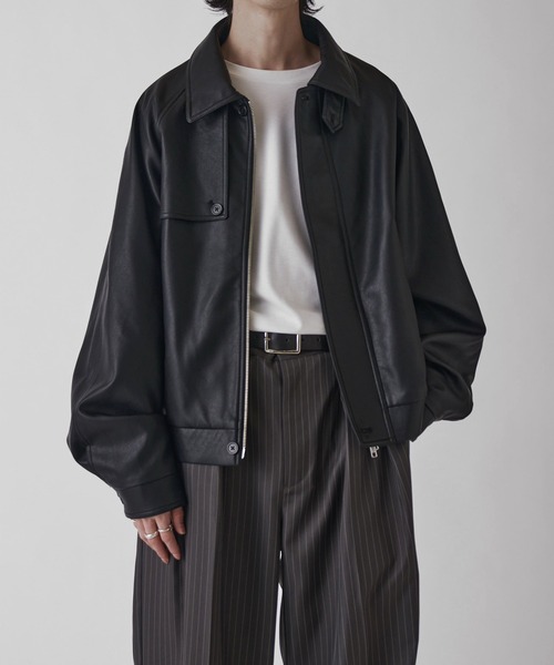 Lui's(ルイス)の「【Neucon】GUN FLAP ZIP LEATHER BLOUSON / ガンフラップZIPレザーブルゾン(ブルゾン・メンズ・ブラック/ダークブラウン・1/2)」の1枚目の写真