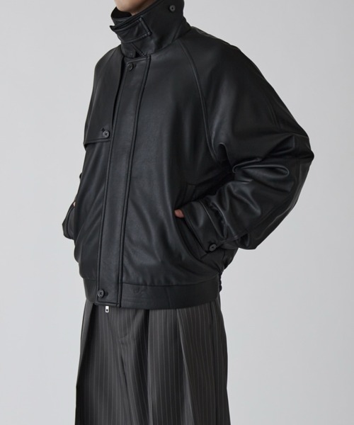 Lui's(ルイス)の「【Neucon】GUN FLAP ZIP LEATHER BLOUSON / ガンフラップZIPレザーブルゾン(ブルゾン・メンズ・ブラック/ダークブラウン・1/2)」の4枚目の写真