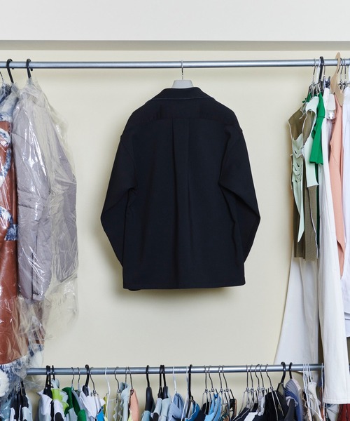 kotohayokozawa（コトハヨコザワ）の「【kotohayokozawa/コトハヨコザワ】REVERSIBLE TRIANGLE-CUT SHIRT/リバーシブルトライアングルカットシャツ（シャツ/ブラウス・レディース・ブラック・FREE）」の2枚目の写真