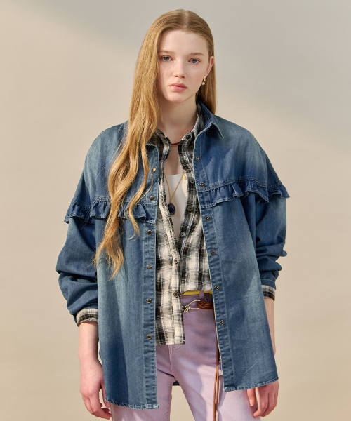 MAXZA（マージャコレクション）の「ラッフルポイントルーズフィットデニムシャツ（シャツ/ブラウス・レディース・スカイブルー/ブルー・FREE）」の3枚目の写真