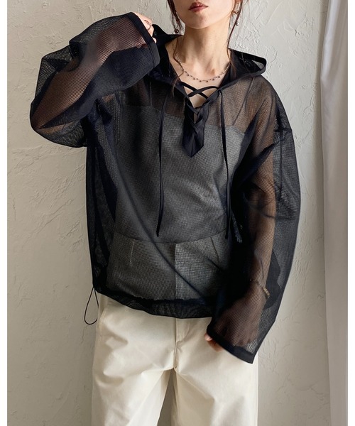 She's Closet(シーズクローゼット)の「フード付き オーバーサイズ 編み上げ シアー メッシュトップス パーカー(パーカー・レディース・ホワイト/ブラック/ベージュ・FREE)」の4枚目の写真