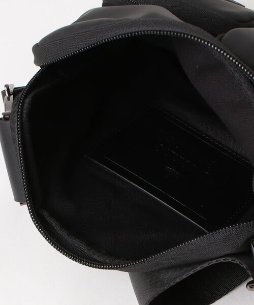 Vivienne Westwood MAN（ヴィヴィアンウエストウッドマン）の「COATED FABRIC MULTIPOCKET CROSSBODY（ショルダーバッグ・メンズ・ブラック・FREE）」の4枚目の写真