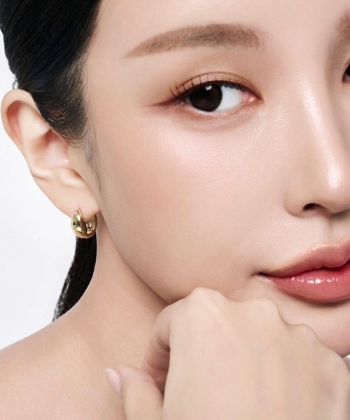 Lyvi（ライビィ）の「Melting Gloss Hoop Pierce / 金属アレルギー対応（ピアス（両耳用）・レディース・シルバー/ゴールド・FREE）」の2枚目の写真