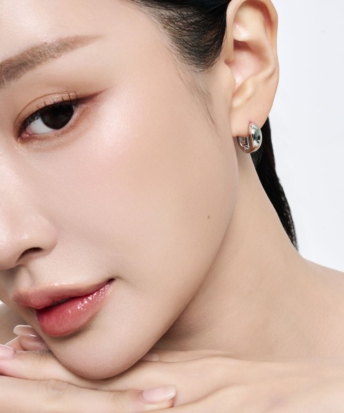 Lyvi（ライビィ）の「Melting Gloss Hoop Pierce / 金属アレルギー対応（ピアス（両耳用）・レディース・シルバー/ゴールド・FREE）」の6枚目の写真
