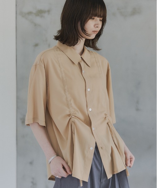 Confirm(コンファーム)の「Gathered Short-Sleeve Shirt / ギャザー入り半袖シャツ メンズ レディース ユニセックス(シャツ/ブラウス・メンズ・ブラック/ブルー/グレー/ベージュ・L/M/S)」の3枚目の写真