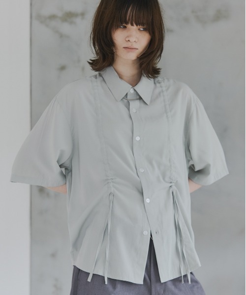 Confirm(コンファーム)の「Gathered Short-Sleeve Shirt / ギャザー入り半袖シャツ メンズ レディース ユニセックス(シャツ/ブラウス・メンズ・ブラック/ブルー/グレー/ベージュ・L/M/S)」の2枚目の写真