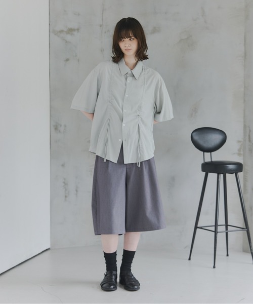 Confirm(コンファーム)の「Gathered Short-Sleeve Shirt / ギャザー入り半袖シャツ メンズ レディース ユニセックス(シャツ/ブラウス・メンズ・ブラック/ブルー/グレー/ベージュ・L/M/S)」の12枚目の写真