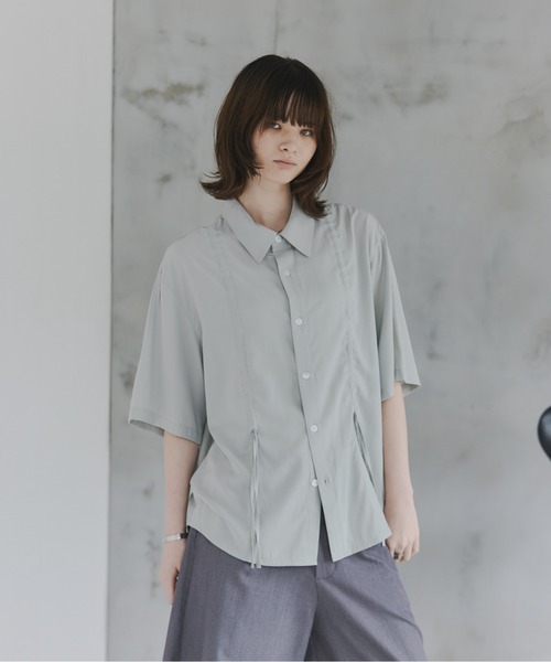 Confirm(コンファーム)の「Gathered Short-Sleeve Shirt / ギャザー入り半袖シャツ メンズ レディース ユニセックス(シャツ/ブラウス・メンズ・ブラック/ブルー/グレー/ベージュ・L/M/S)」の5枚目の写真