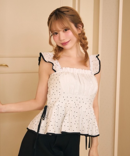 TITTY&CO.(ティティーアンドコー)の「ギャザーフリルノースリーブトップス(タンクトップ・レディース・ホワイト/アイボリー/ブラック・FREE)」の2枚目の写真