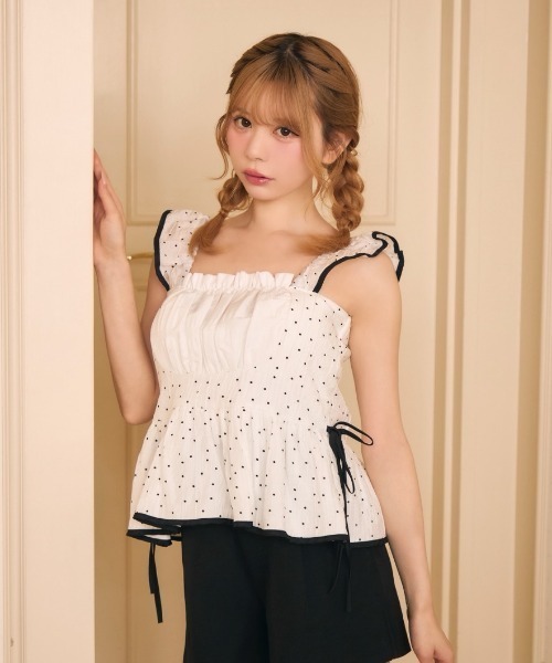 TITTY&CO.(ティティーアンドコー)の「ギャザーフリルノースリーブトップス(タンクトップ・レディース・ホワイト/アイボリー/ブラック・FREE)」の4枚目の写真