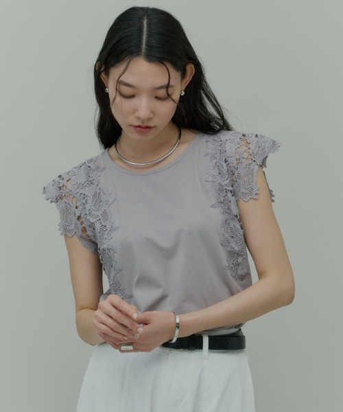 Plumel(プルメル)の「Shoulder Lace Cut Tops / ショルダーレースカットトップス(Tシャツ/カットソー・レディース・ブラック/グレー/オフホワイト・MEDIUM)」の1枚目の写真