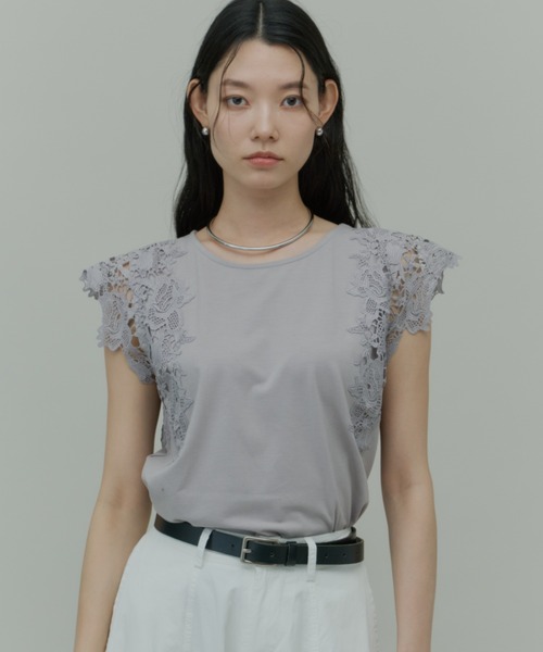 Plumel(プルメル)の「Shoulder Lace Cut Tops / ショルダーレースカットトップス(Tシャツ/カットソー・レディース・ブラック/グレー/オフホワイト・MEDIUM)」の5枚目の写真