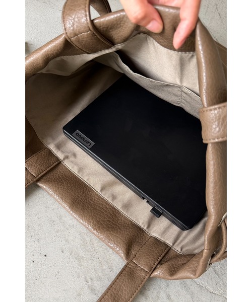 un/neu(アンノイ)の「アウトポケットレザー巾着トート / PC(14inch)収納可能 / 大容量バッグ(トートバッグ・レディース・アイボリー/ブラウン/ブラック・FREE)」の6枚目の写真