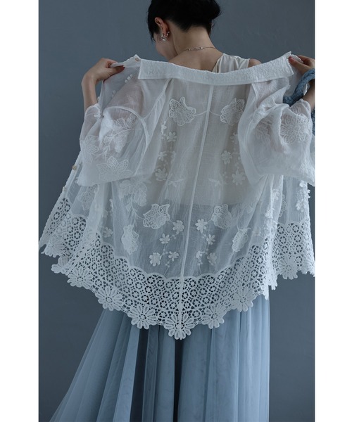 cawaii(カワイイ)の「ぐるり囲むクロシェ裾のふんわり立体花シャツトップス(シャツ/ブラウス・レディース・ホワイト・FREE)」の4枚目の写真