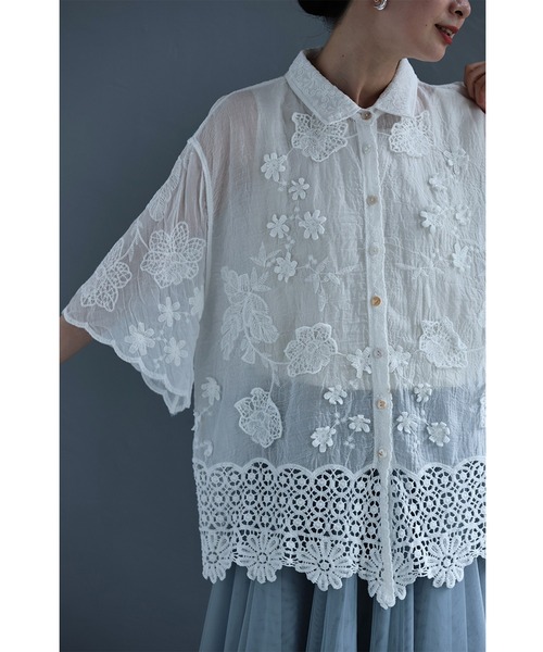 cawaii(カワイイ)の「ぐるり囲むクロシェ裾のふんわり立体花シャツトップス(シャツ/ブラウス・レディース・ホワイト・FREE)」の11枚目の写真