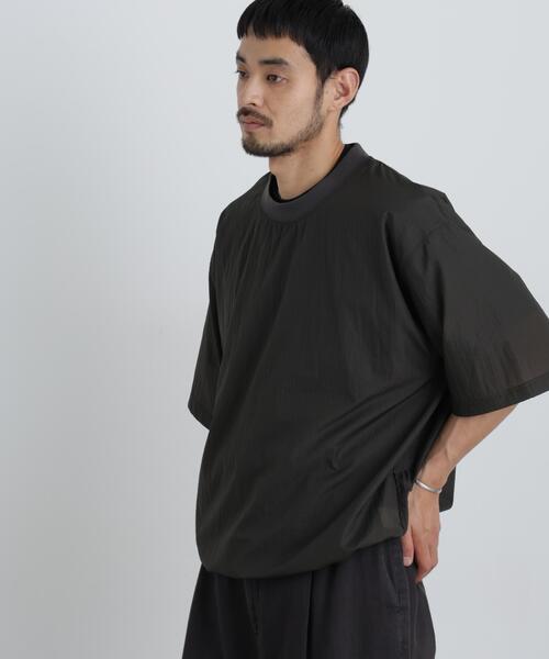 NANO universe(ナノユニバース)の「HRAFTeX(R)プルーオーバー 半袖(Tシャツ/カットソー・メンズ・カーキ/ベージュ/スミクロ・S/L/M)」の1枚目の写真
