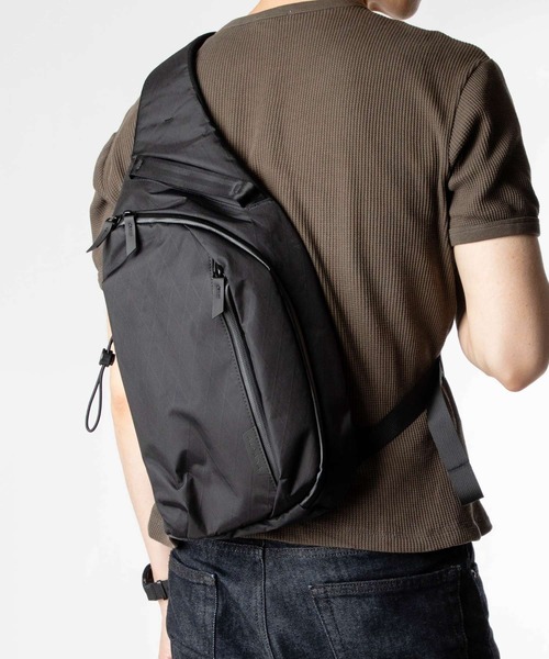 ALPAKA(アルパカ)の「ALPAKA / アルパカ Metro Crossbody (Left Shoulder / Black X-Pac VX42) 撥水/防水 ボディバッグ(ショルダーバッグ・メンズ・ブラック・FREE)」の1枚目の写真