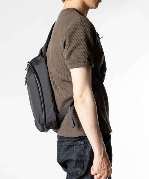ALPAKA(アルパカ)の「ALPAKA / アルパカ Metro Crossbody (Left Shoulder / Black X-Pac VX42) 撥水/防水 ボディバッグ(ショルダーバッグ・メンズ・ブラック・FREE)」の3枚目の写真