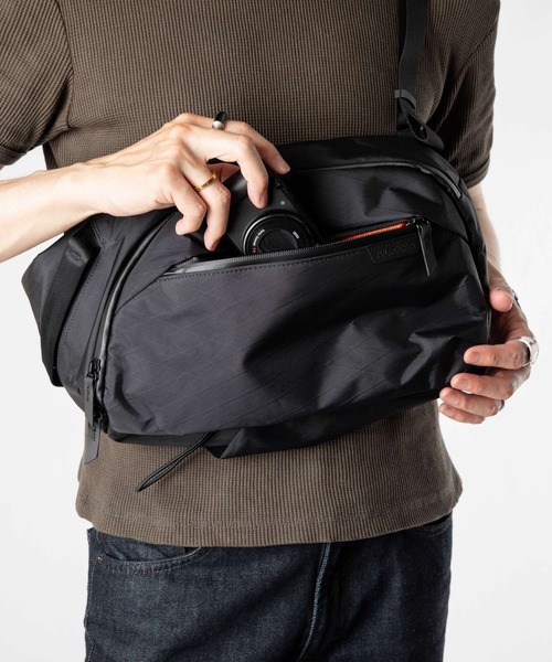 ALPAKA(アルパカ)の「ALPAKA / アルパカ Metro Crossbody (Left Shoulder / Black X-Pac VX42) 撥水/防水 ボディバッグ(ショルダーバッグ・メンズ・ブラック・FREE)」の5枚目の写真