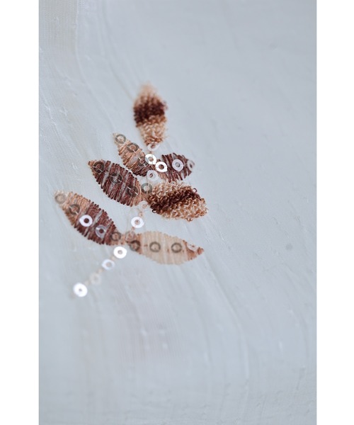 cawaii(カワイイ)の「肩周り隠すベールの煌めくリーフ刺繍ロングワンピース(ワンピース・レディース・アイボリー・FREE)」の3枚目の写真