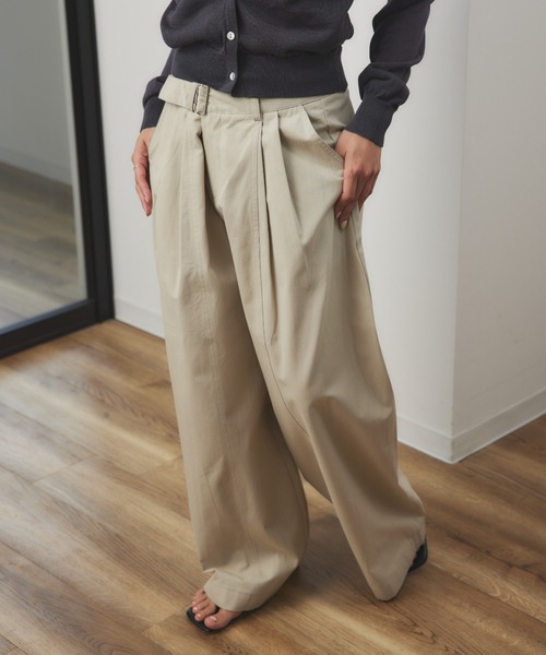 ELTONE(エルトーン)の「ベルテッドタックワイドパンツ(その他パンツ・レディース・グレー/ベージュ・MEDIUM/SMALL)」の1枚目の写真