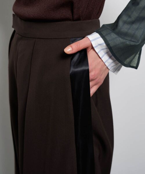 LANVIN en Bleu(ランバンオンブルー)の「サイドテープワイドパンツ(その他パンツ・レディース・ブラウン/ブラック・36/38)」の12枚目の写真
