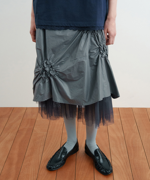 SINOON(シヌーン)の「Flower Shirring Skirt (Grey)(スカート・レディース・チャコールグレー・FREE)」の3枚目の写真