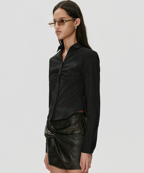 KIMZISU(キムジス)の「スリムフィットシャーリングシャツ ブラック(シャツ/ブラウス・レディース・ブラック・SMALL/MEDIUM/LARGE)」の3枚目の写真