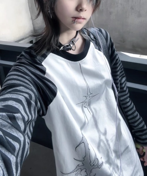 FreeZone（フリーゾーン）の「ゴシックプリント ボーダーラグラン長袖 T シャツ（Tシャツ/カットソー・レディース・ホワイト/ブラック・F）」の13枚目の写真