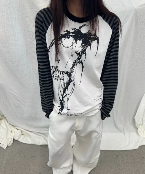 FreeZone（フリーゾーン）の「ゴシックプリント ボーダーラグラン長袖 T シャツ（Tシャツ/カットソー・レディース・ホワイト/ブラック・F）」の10枚目の写真