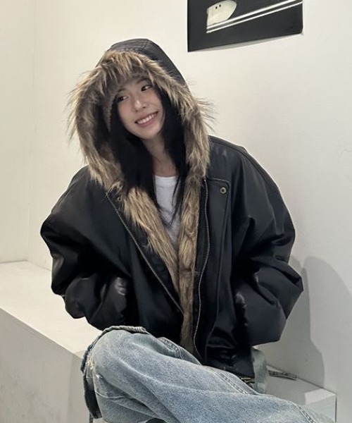 Teem Store(チームストア)の「【リバーシブル】フードファー フェイクレザージップブルゾン(ダウンジャケット/コート・レディース・ブラック・M)」の7枚目の写真