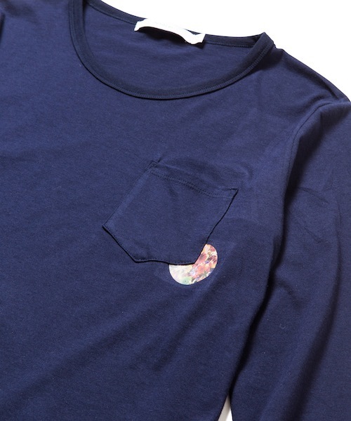 rehacer(レアセル)の「Flower Coin Pocket L/S T Made in Japan(Tシャツ/カットソー・メンズ・グレー/ネイビー/ブラック/ホワイト・MEDIUM/LARGE/SMALL)」の2枚目の写真