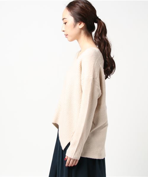 RIVE DROITE（リヴドロワ）の「バイアス片畦Vネックニット（ニット/セーター・レディース・チャコールグレー/ライトグレー/ピンクベージュ・FREE）」の4枚目の写真