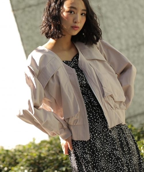 mysty woman（ミスティウーマン）の「BIGポケット付きＶネックブルゾン（ブルゾン・レディース・ブラック/カーキ/グレー・FREE）」の2枚目の写真