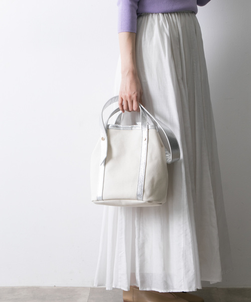 URBAN RESEARCH（アーバンリサーチ）の「2WAYキャンバスショルダーバッグ（トートバッグ・レディース・ブラック/ベージュ/シルバー・-）」の3枚目の写真