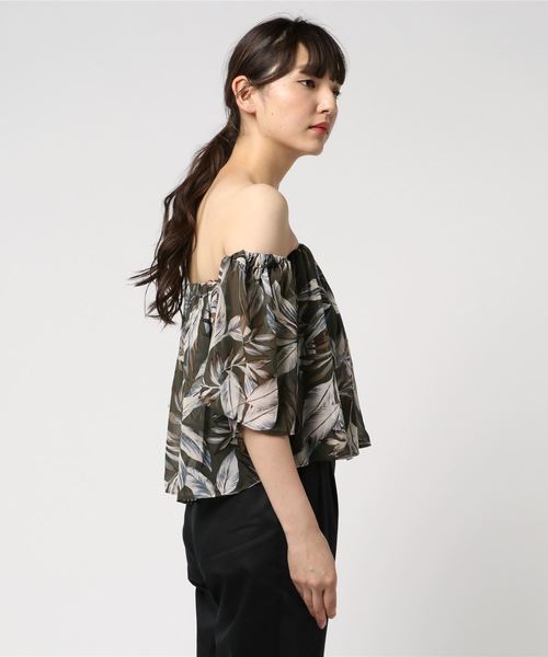 EGOIST(エゴイスト)の「シアーフレアオフショル TOP(Tシャツ/カットソー・レディース・ブラック/ネイビー/カーキ・FREE)」の4枚目の写真