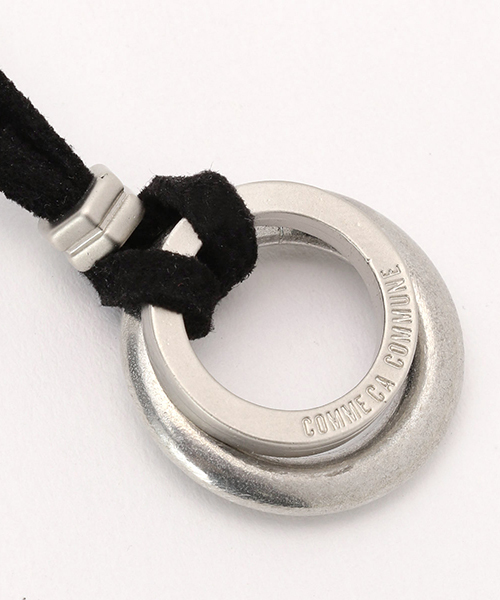 COMME　CA COMMUNE（コムサコミューン）の「フェイクスェード ダブルリング ロングネックレス（ネックレス・メンズ・ブラック/ベージュ・FREE）」の4枚目の写真