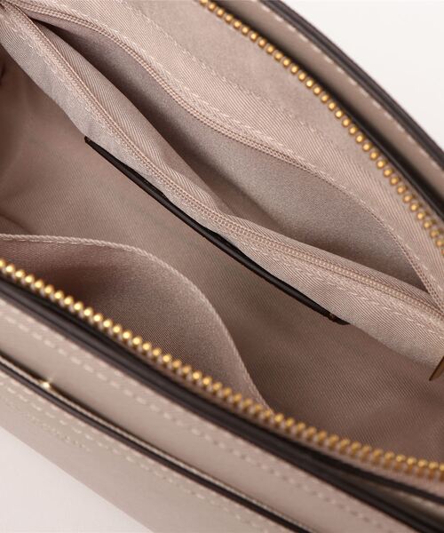 & chouette（アンドシュエット）の「ラウンドプレーンショルダーバッグ《シンプル・バイカラー》（ショルダーバッグ・レディース・ブラック/ボルドー/グレイッシュベージュ・FREE）」の7枚目の写真