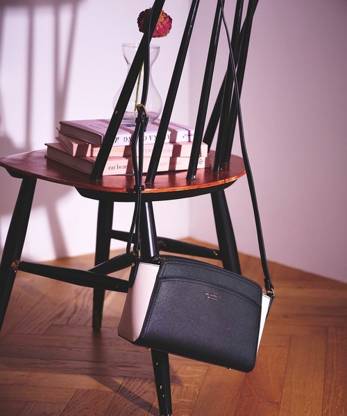 & chouette（アンドシュエット）の「ラウンドプレーンショルダーバッグ《シンプル・バイカラー》（ショルダーバッグ・レディース・ブラック/ボルドー/グレイッシュベージュ・FREE）」の2枚目の写真